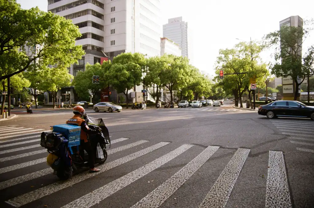 2025年电子元器件行业技术趋势与深圳制造企业应对策略